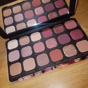 Gorgeous eyeshadow pallette.